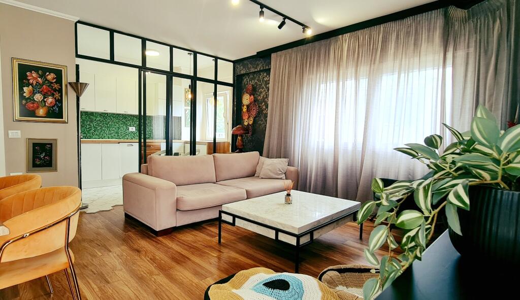 SHITET apartament 2+1 tek Kopshti Botanik, Xhamia.