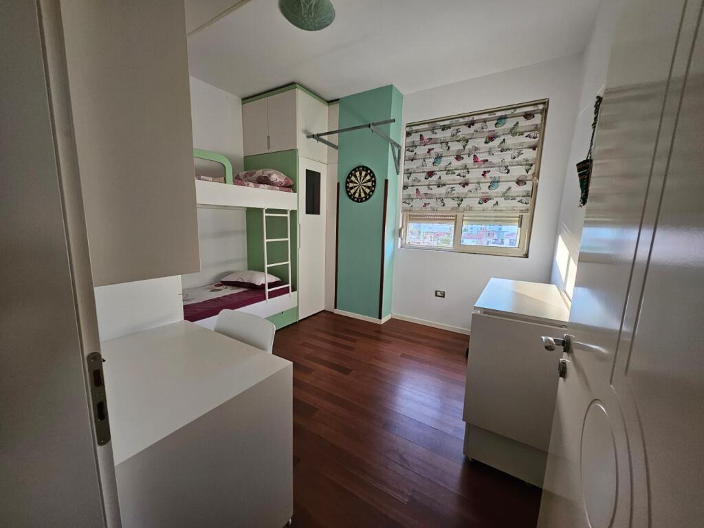 Jepet me Qira  apartament 2+1   tek  Stacioni Trenit  