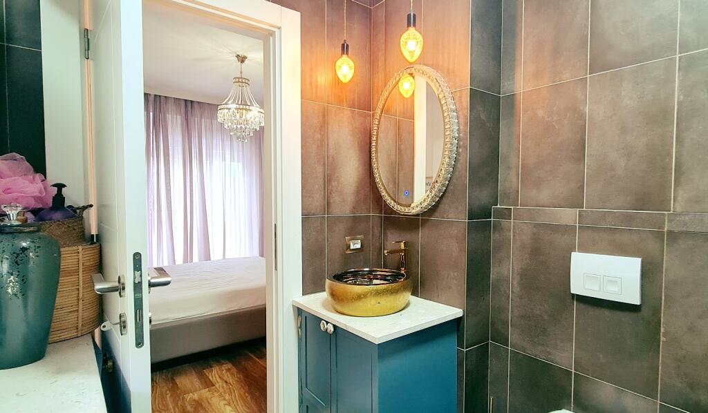 SHITET apartament 2+1 tek Kopshti Botanik, Xhamia.
