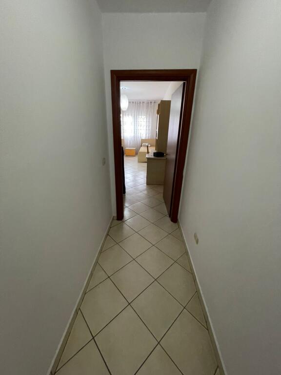 Jepet me qera apartament 2+1 tek Komuna e Parisit prane Fish Narta,