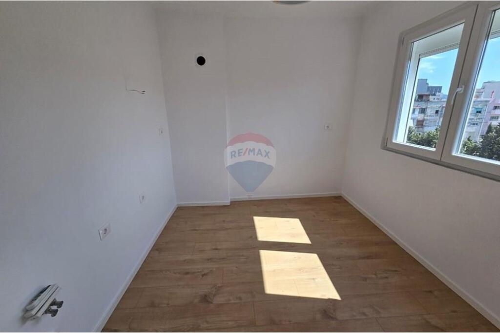 Shitet Apartament 2+1 tek Brryli