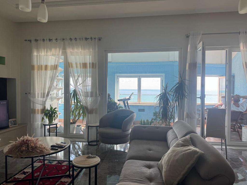 Shitet Penthouse me pamje nga deti ne zonen e Vollges.