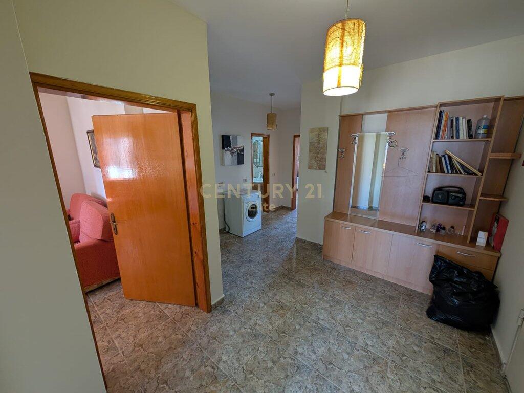 Jepet me qira apartament 2+1+2 ne Rrugen e Kavajes.