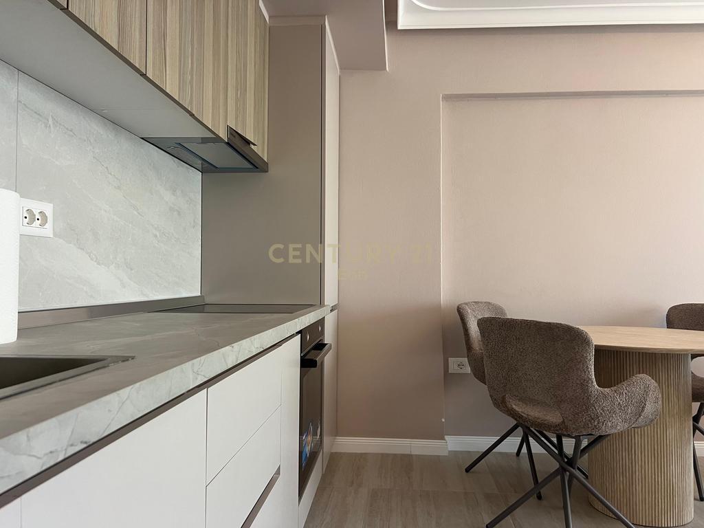 Jepet me Qira Afatgjatë Apartament 2+1 në Qendër të Durrësit !