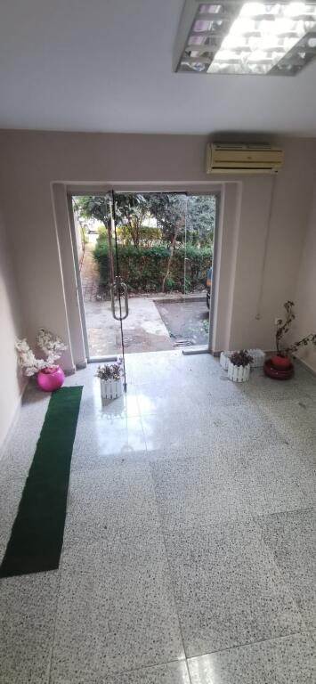 Ambient me qerq 45 m2, 35000 leke te 21 Dhjetori