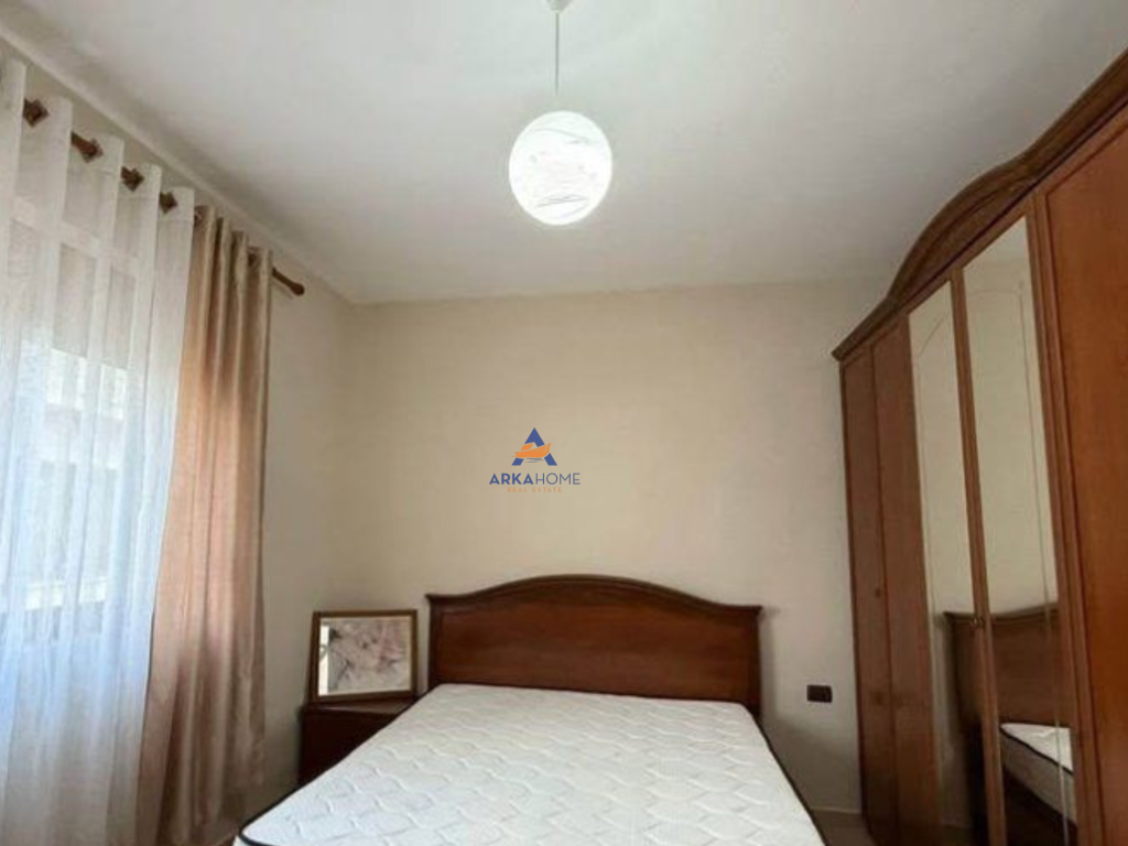 JEPET ME QERA VILE 3-KATSHE 4+1+VERANDË "NE XHAMLLIK" 600 EURO.