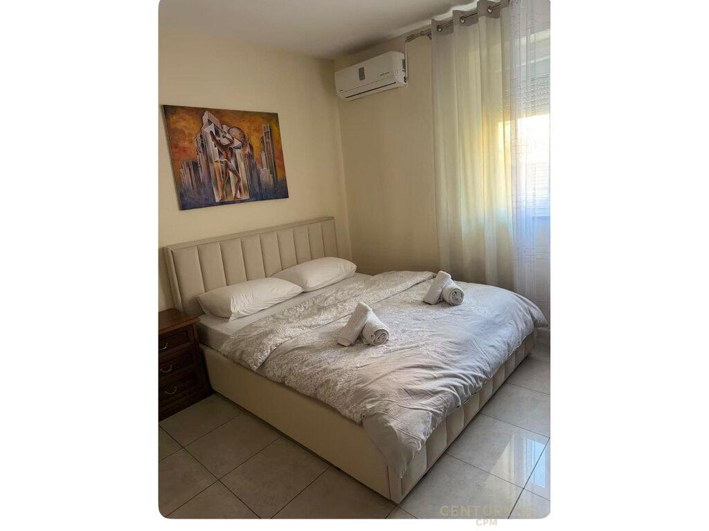 🏡 Jepet me Qira Apartament 1+1 – Shkolla e Kuqe, pranë Pazarit të Ri