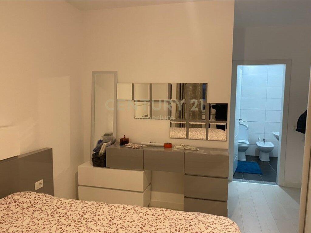Shitet Apartament 2+1+2 në Astir!