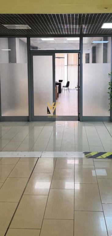 SI AFFITTA AMBIENTE DI 60 M2 PRESSO IL CENTRO CONCORD, VIA KAVAJES 800 EURO