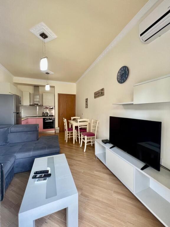 Shitet Apartament 1+1 në Lungomare – Vija e Parë me Pamje të Mrekullueshme nga Deti!