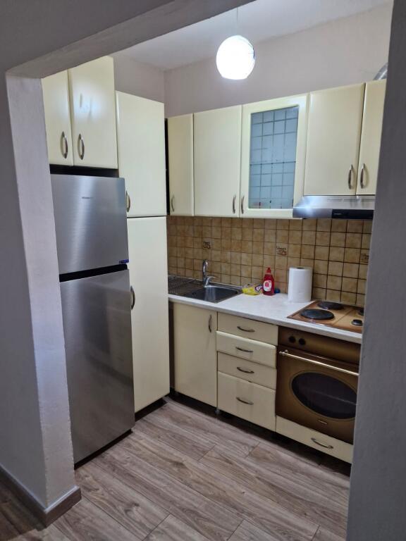 Apartament 1+1 per qira te statcioni i fundit Tirana e Re