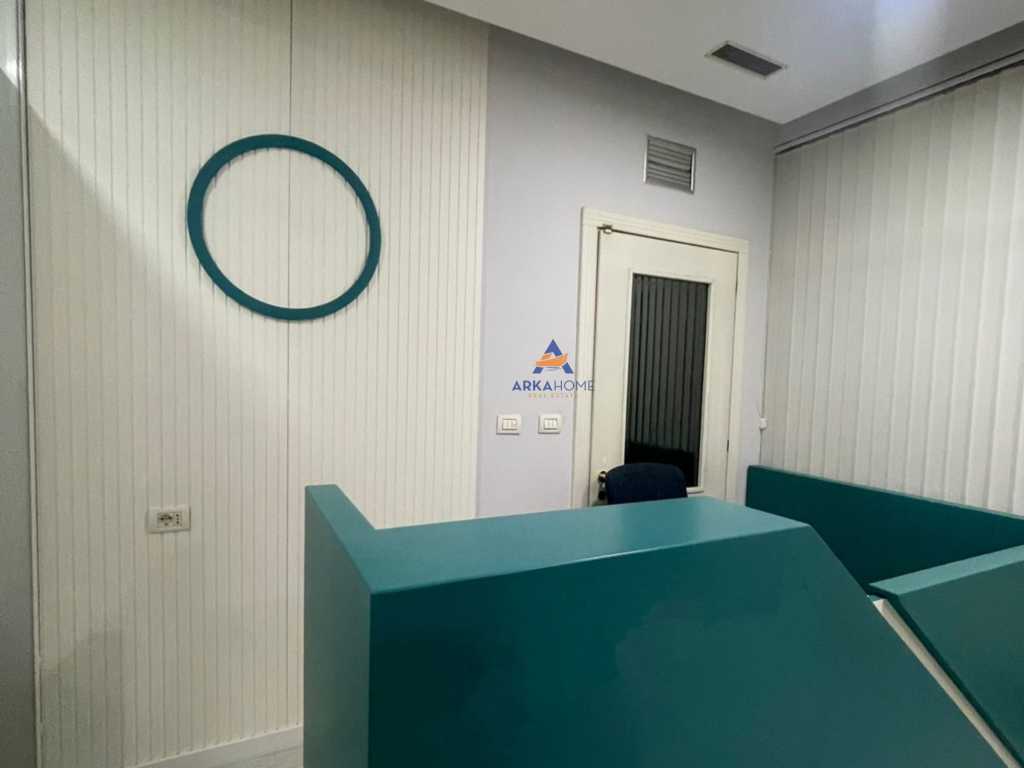 JEPET AMBIENT KLINIKE ME QERA 4+1 "UNAZA E RE " 2000 EURO