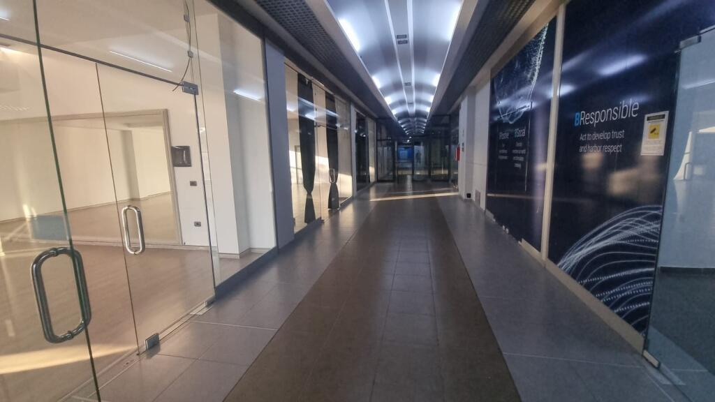 LOCALE COMMERCIALE IN AFFITTO 700 M2 XHAMLLIK 7.000 EURO
