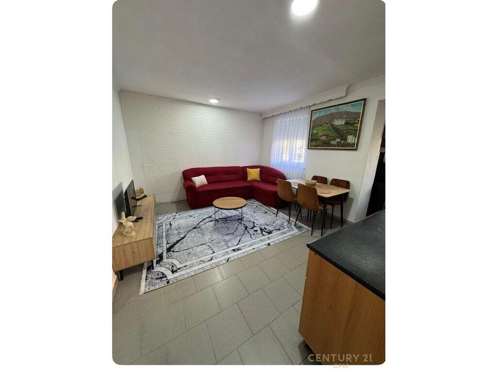 🏡 Jepet me Qira Apartament 1+1 – Shkolla e Kuqe, pranë Pazarit të Ri
