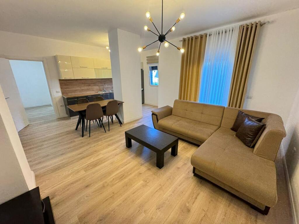 🚪Appartamento 2+1+2 in affitto  📍Indirizzo: Via Bardhyl Di fronte alla Scuola Kongresi Lushnje  💶Prezzo 650€