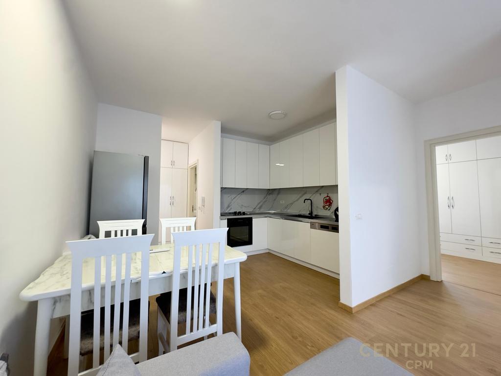 Apartamenti ndodhet ne nje ndertim te ri, shume cilesor, ne zonen e Don Bosko, prane Kompleksit "Fiori Di Bosko".