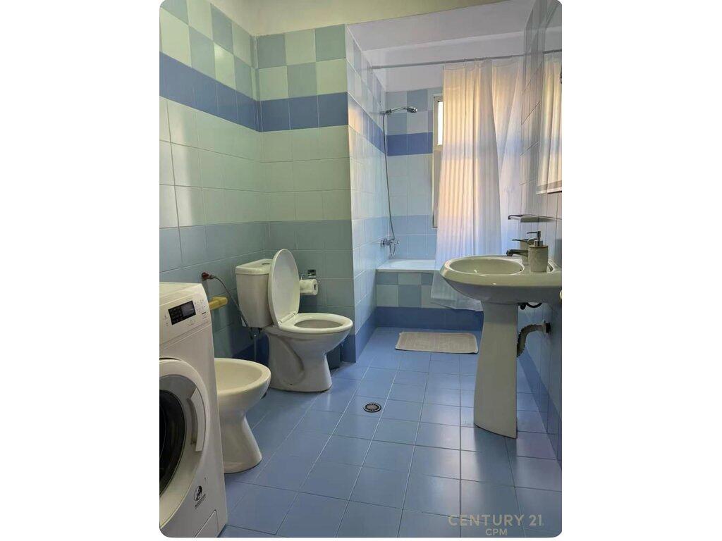 🏡 Jepet me Qira Apartament 1+1 – Shkolla e Kuqe, pranë Pazarit të Ri