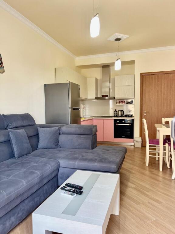 Shitet Apartament 1+1 në Lungomare – Vija e Parë me Pamje të Mrekullueshme nga Deti!