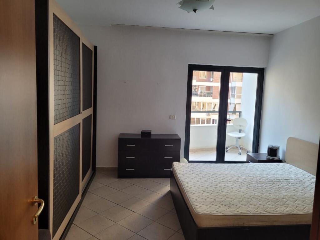 Jepet apartament 1+1 me qera tek Stacioni trenit , rr Reshit Petrela