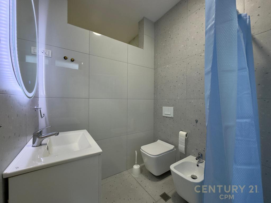 Apartamenti ndodhet ne nje ndertim te ri, shume cilesor, ne zonen e Don Bosko, prane Kompleksit "Fiori Di Bosko".