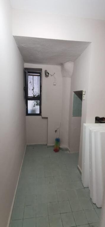 Ambient me qerq 45 m2, 35000 leke te 21 Dhjetori