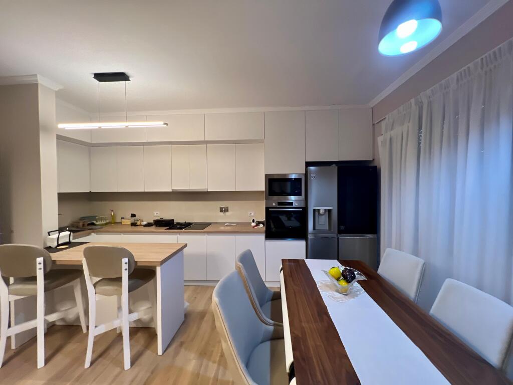 📣 AFFITTO SUPER Appartamento 2+1 con Parcheggio 📍 Via "Sefer Tujani", Sauk ✨   🏠 Casa Privata 🪜 Piano 1  🛋️ Arredato con Condizioni Moderne   💶 Prezzo 500 Euro