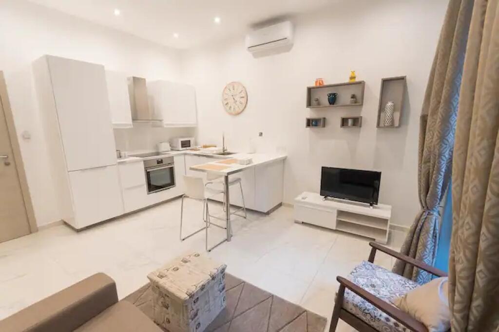 Villa su 3 piani in affitto a Xhamllik (ID BV22470) Tirana