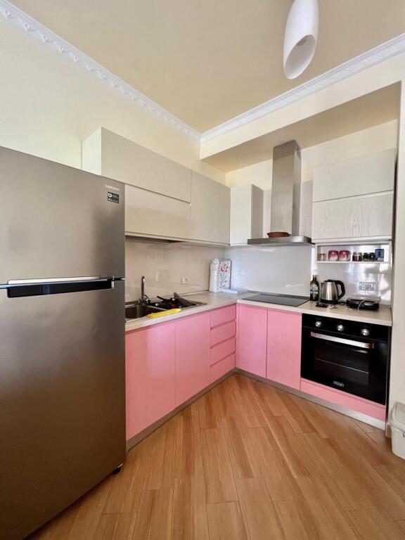 Shitet Apartament 1+1 në Lungomare – Vija e Parë me Pamje të Mrekullueshme nga Deti!