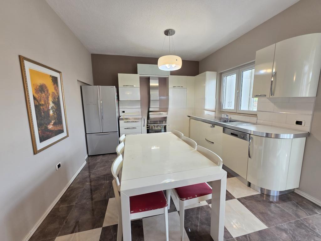 Shitet Apartament 2+1+2 ne Bllok tek Tribeca.