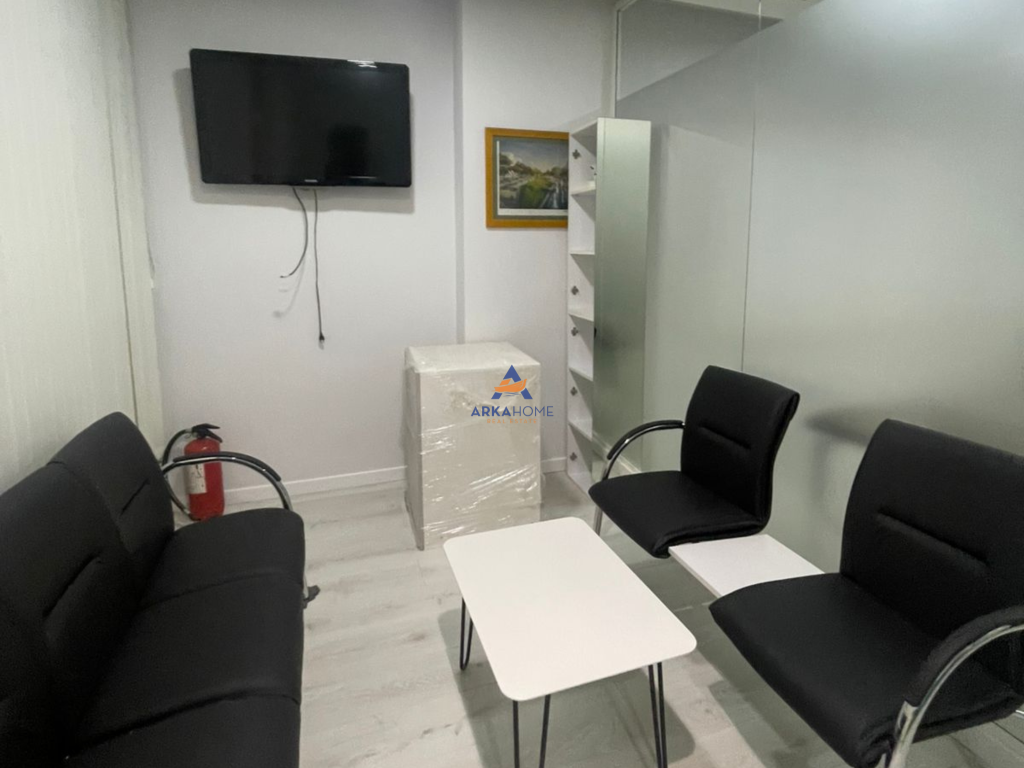 JEPET AMBIENT KLINIKE ME QERA 4+1 "UNAZA E RE " 2000 EURO