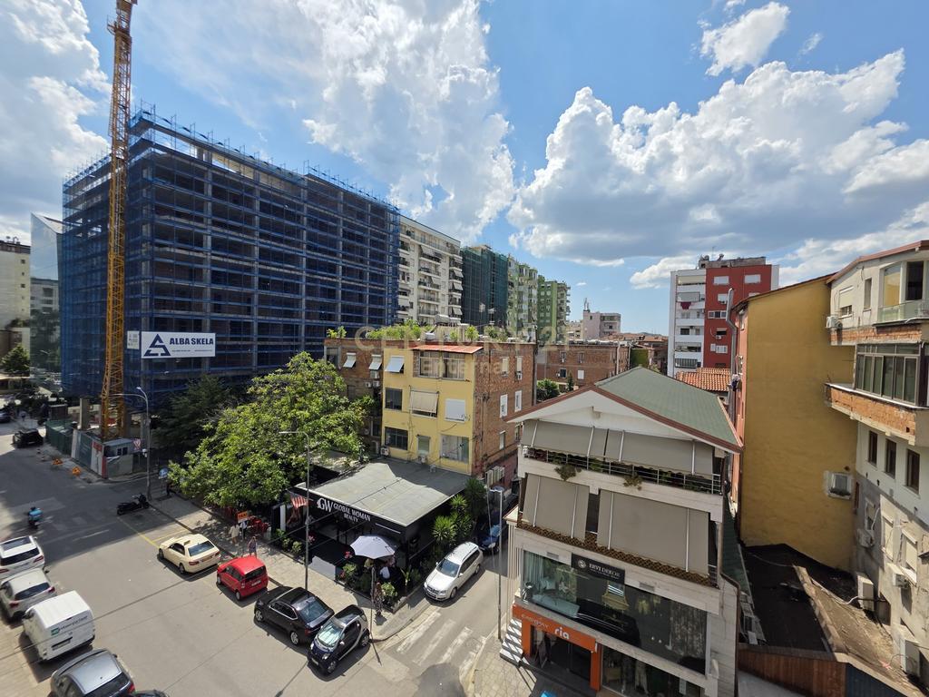 Shitet Apartament 2+1+2 në Bllok – Rruga Vaso Pasha, pranë Tribeca!