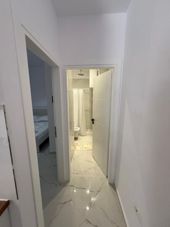 📍 Jepet me qira super apartament 1+1 në Plazh, Durrës – pranë shkollës “Bajram Curri”