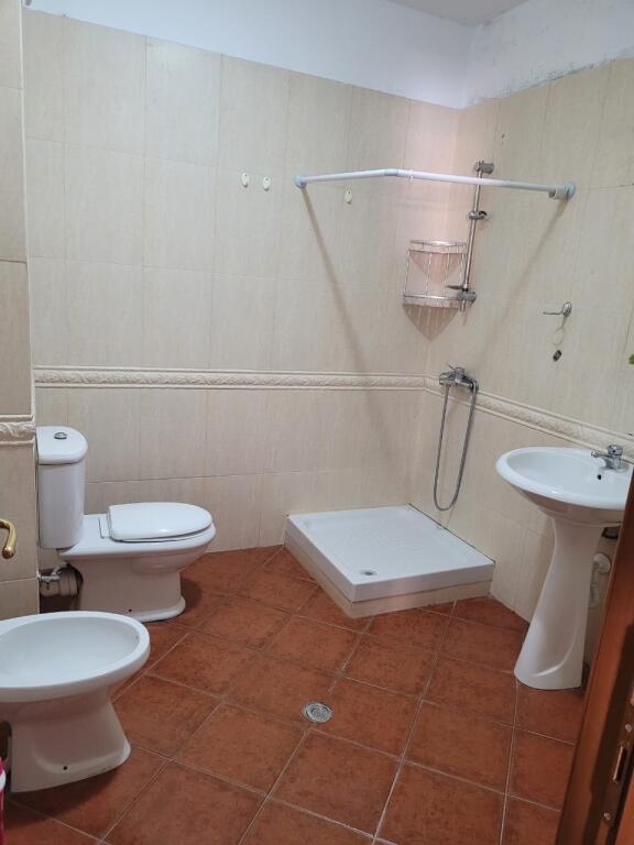 Jepet apartament 1+1 me qera tek Stacioni trenit , rr Reshit Petrela