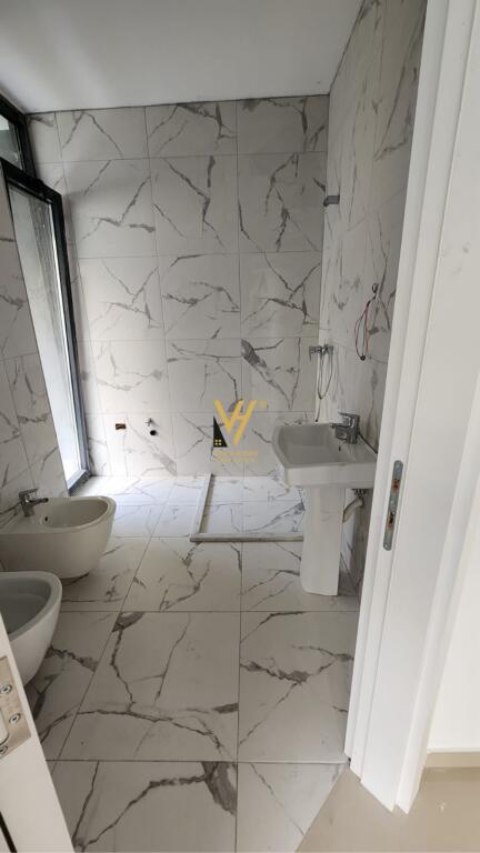 SHITET APARTAMENT 2+1+2 NË KOM.WHITE HILL TE CURRILAT, DURRËS 285.000 EURO