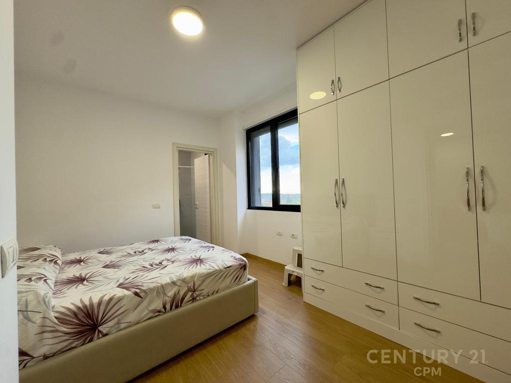 Apartamenti ndodhet ne nje ndertim te ri, shume cilesor, ne zonen e Don Bosko, prane Kompleksit "Fiori Di Bosko".