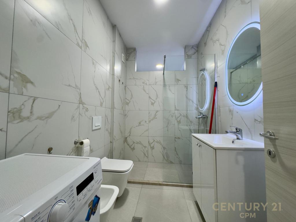 Apartamenti ndodhet ne nje ndertim te ri, shume cilesor, ne zonen e Don Bosko, prane Kompleksit "Fiori Di Bosko".