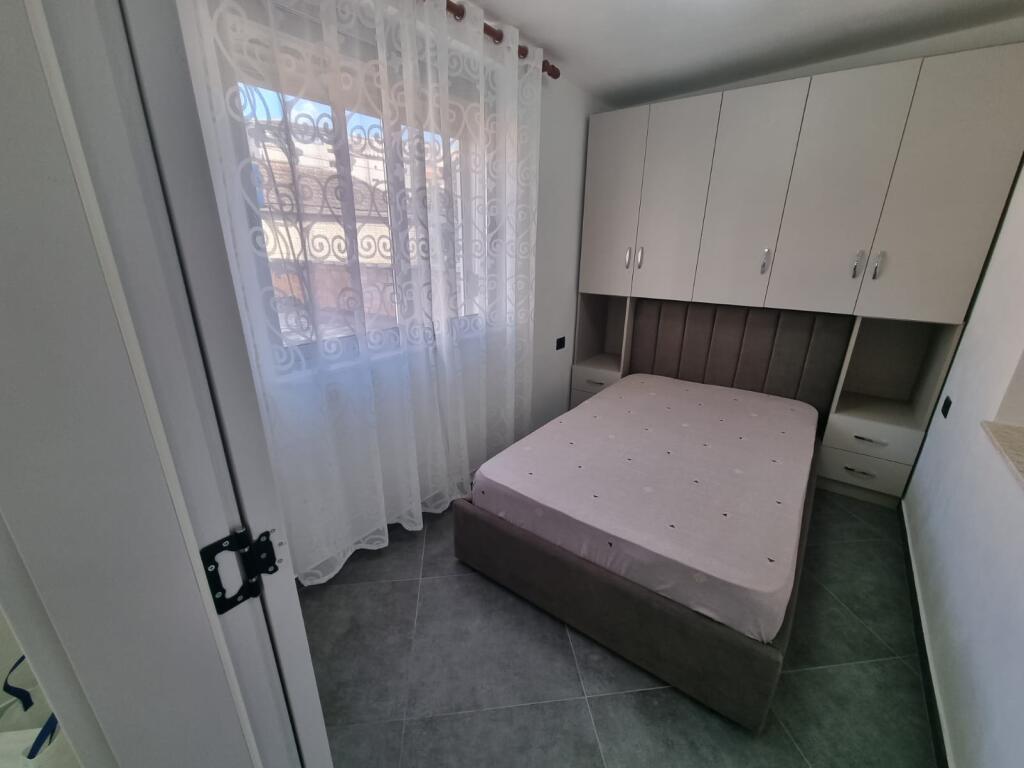 Jepet me qera kati 2 vile 2+1 Rruga Riza Cerova