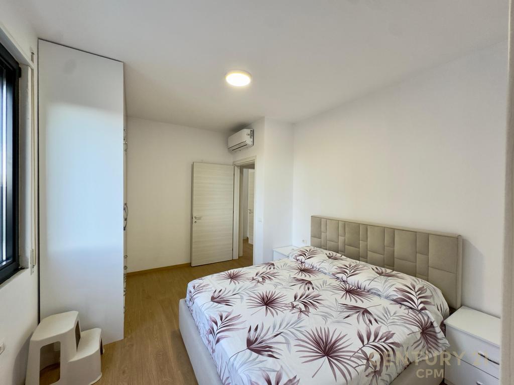 Apartamenti ndodhet ne nje ndertim te ri, shume cilesor, ne zonen e Don Bosko, prane Kompleksit "Fiori Di Bosko".