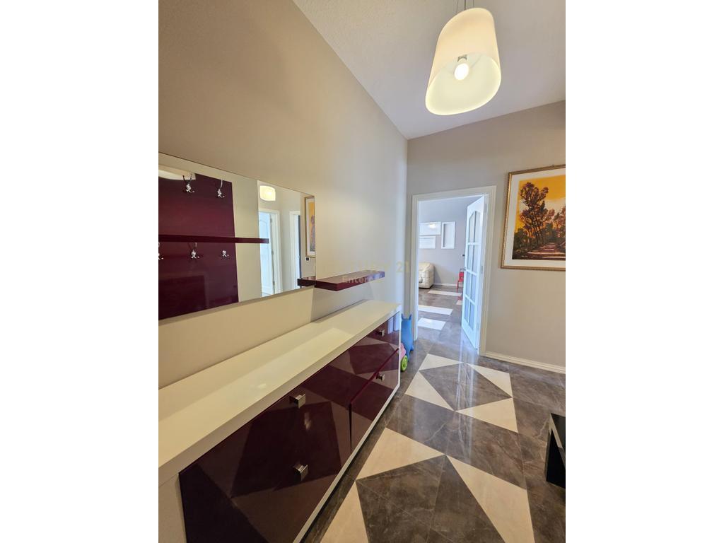 🏙️ Shitet Apartament 2+1+2 në Zemër të Bllokut – Rruga Vaso Pasha, pranë Bar Caffé Tribeca