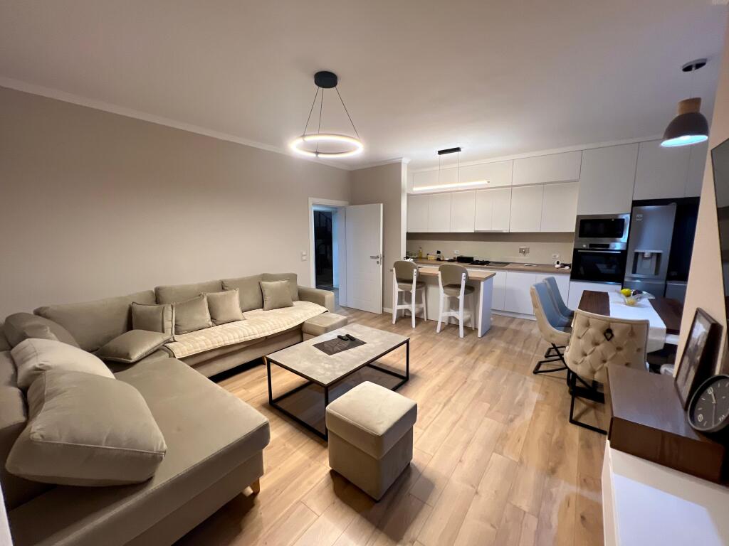 📣 AFFITTO SUPER Appartamento 2+1 con Parcheggio 📍 Via "Sefer Tujani", Sauk ✨   🏠 Casa Privata 🪜 Piano 1  🛋️ Arredato con Condizioni Moderne   💶 Prezzo 500 Euro