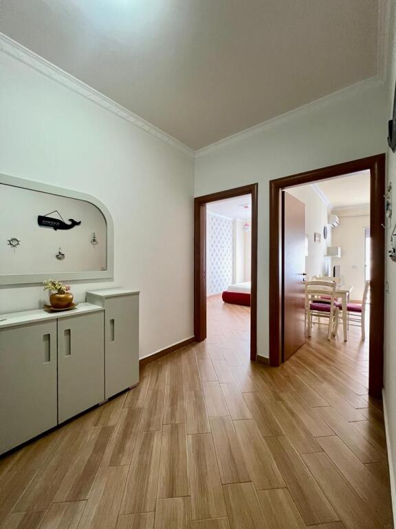 Shitet Apartament 1+1 në Lungomare – Vija e Parë me Pamje të Mrekullueshme nga Deti!