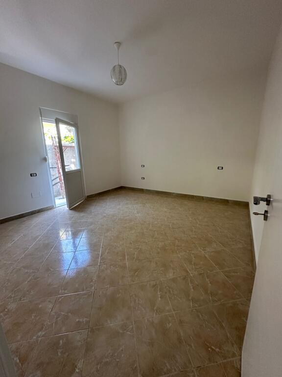 Jepen me Qera Apartente 1+1 dhe 2+1 bosh disponojn Post Parkime, vetëm 5 minura larg Spitalit Ushatarak.