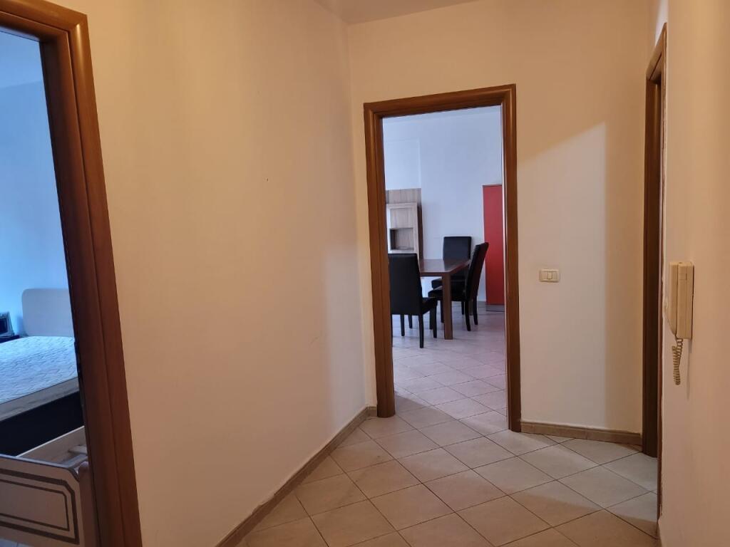 Jepet apartament 1+1 me qera tek Stacioni trenit , rr Reshit Petrela