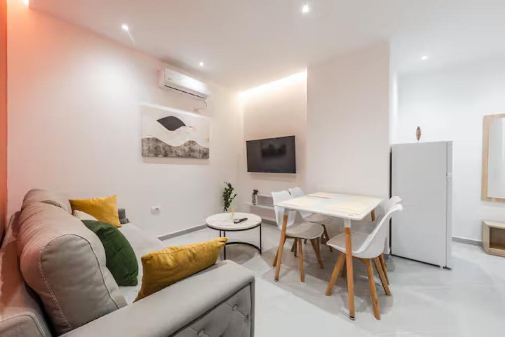 Villa su 3 piani in affitto a Xhamllik (ID BV22470) Tirana