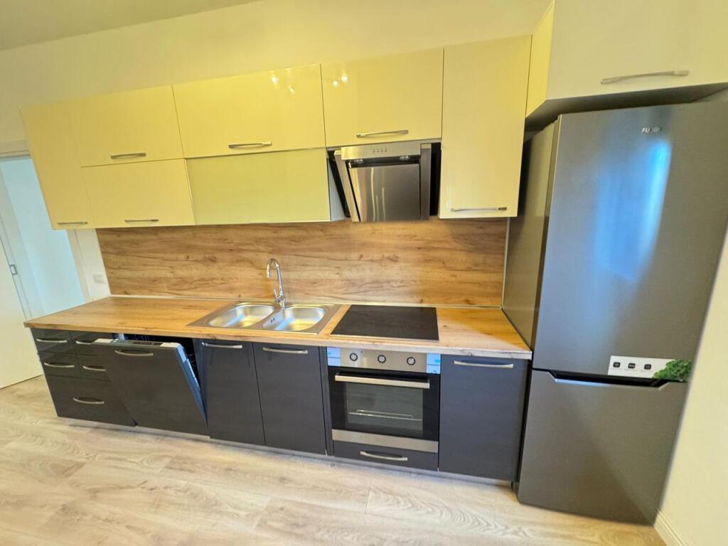🚪Appartamento 2+1+2 in affitto  📍Indirizzo: Via Bardhyl Di fronte alla Scuola Kongresi Lushnje  💶Prezzo 650€