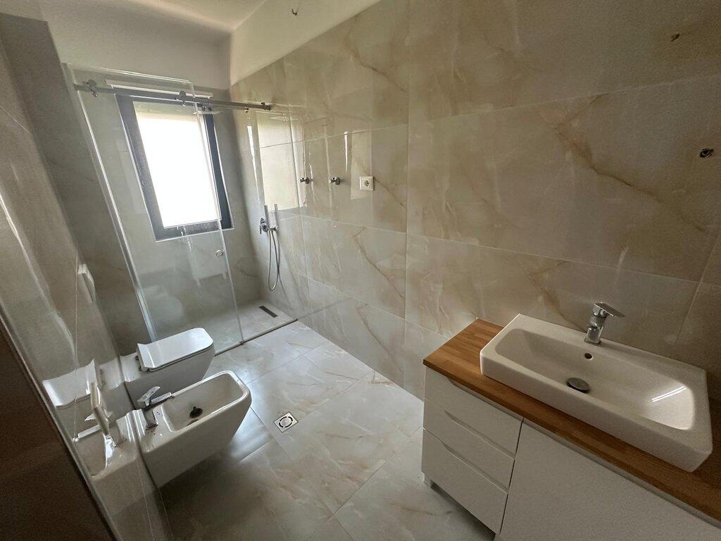 Shitet, Apartament 2+1+2, Liqeni i Thate, Tirane.