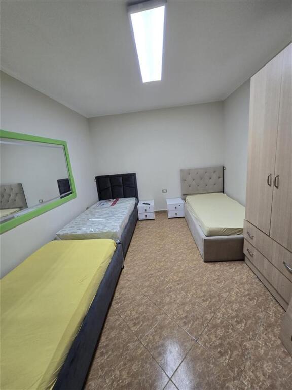 Jepet apartament 1+1 me qera ne fillim te rr mine peza , perballe Gazhelit