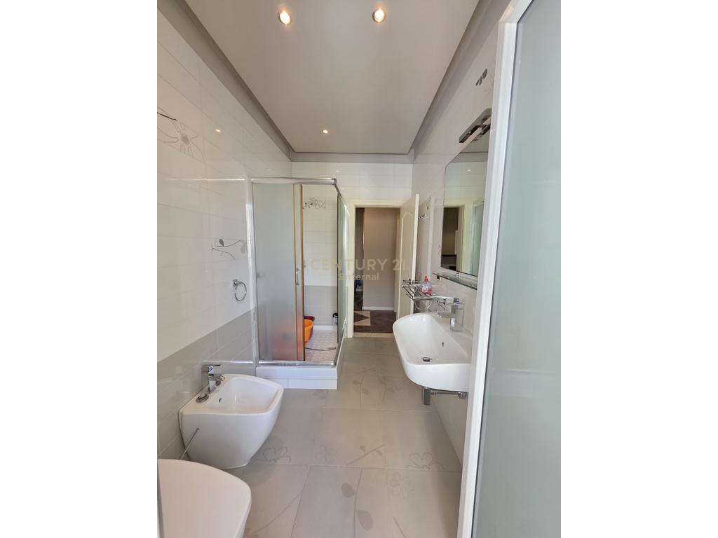 🏙️ Shitet Apartament 2+1+2 në Zemër të Bllokut – Rruga Vaso Pasha, pranë Bar Caffé Tribeca
