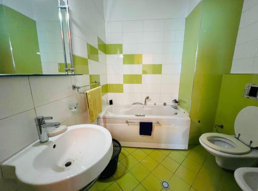Shitet apartament komod 2+1+2 prane Report Tv Rrugs Kavajes