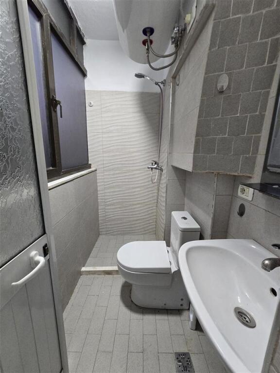 Jepet apartament 1+1 me qera ne fillim te rr mine peza , perballe Gazhelit